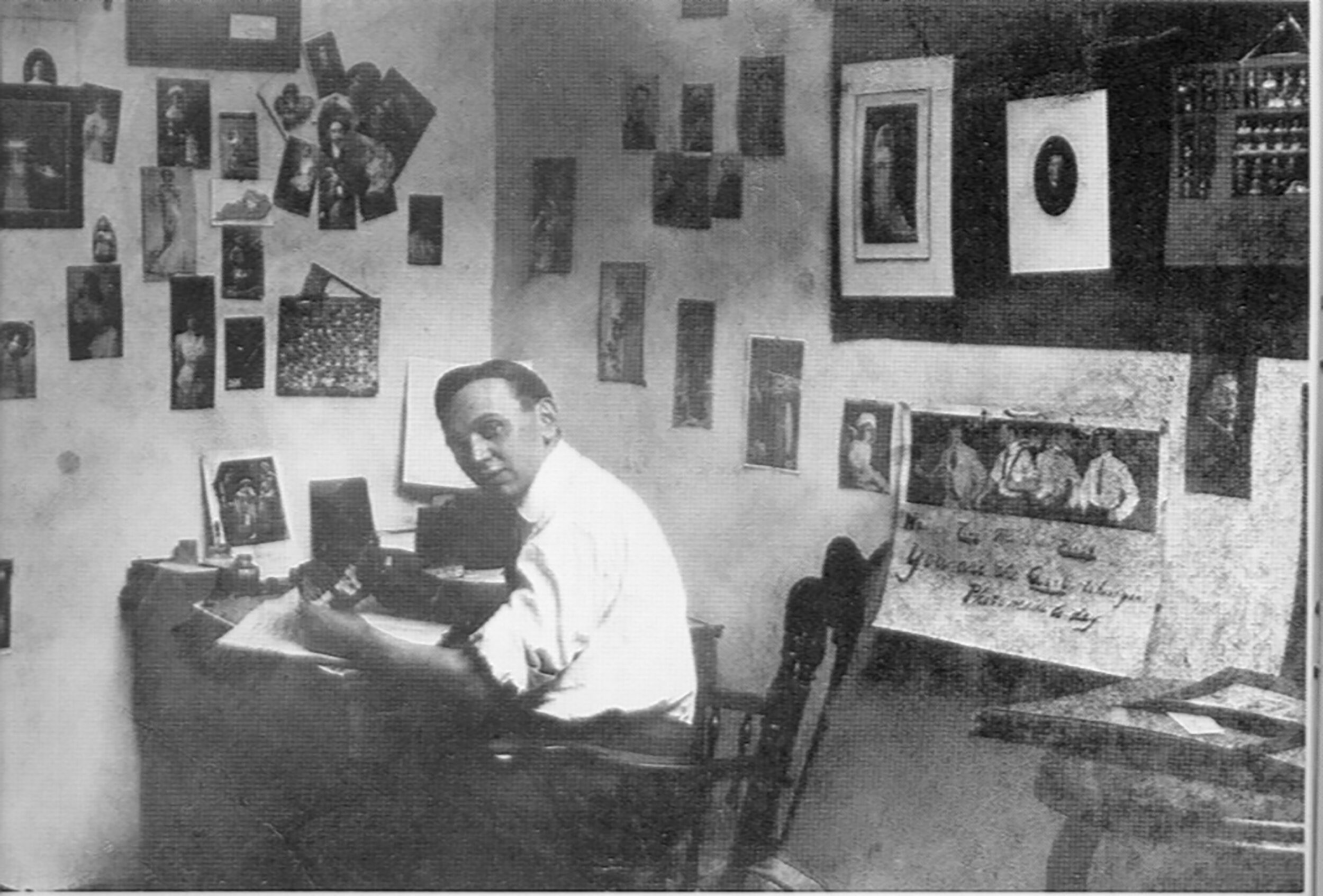  Edgar at his desk.   Used by permission–Edgar Cayce Foundation–Virginia Beach, VA; EdgarCayce.org . 