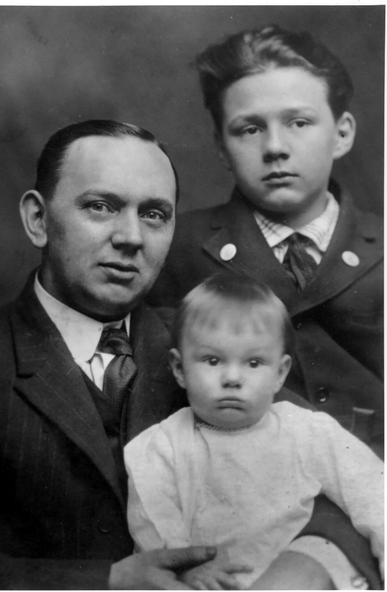  Edgar and his sons, Hugh Lynn and Edgar Evans.   Used by permission–Edgar Cayce Foundation–Virginia Beach, VA; EdgarCayce.org . 