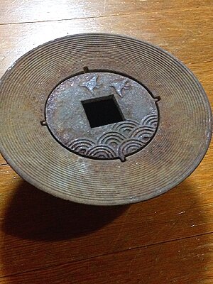  In 2020, it was discovered that an image of an antique cast-iron ashtray very similar to the description of the Kera Object was posted to a UFO message board in 2017, that seemed to be taken from a Yahoo Auction page. 