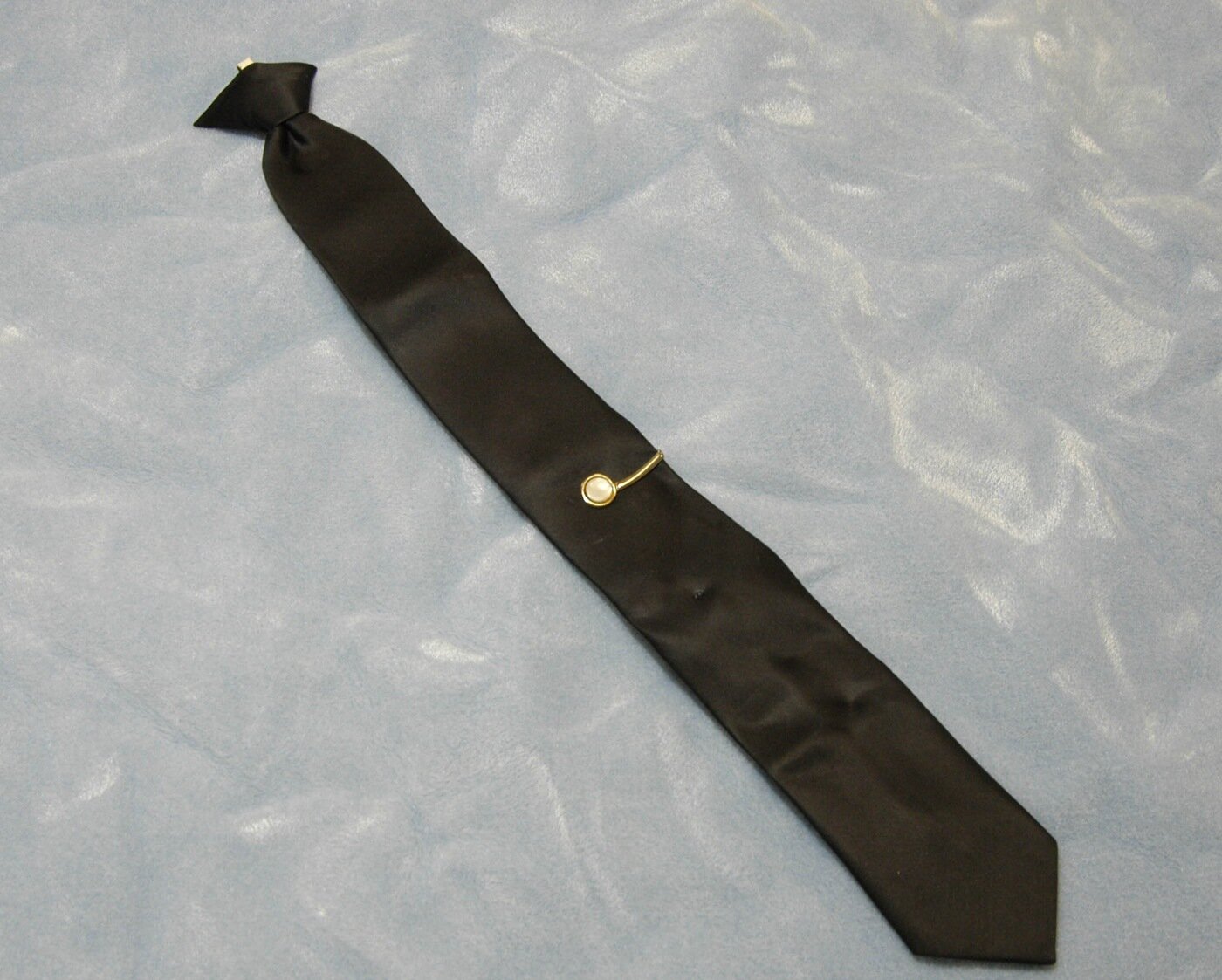  The black J.C. Penney clip-on tie and Mother of Pearl tie clip Cooper wore during the skyjacking and removed before jumping. The FBI later recovered a DNA sample from it. 