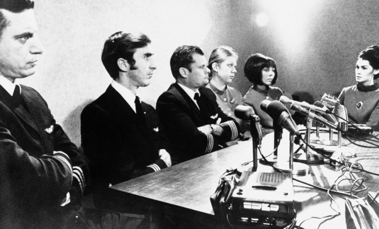  Northwest Orient Airlines Flight 305 crew speak with reporters on Nov. 26, 1971.  ©AP 