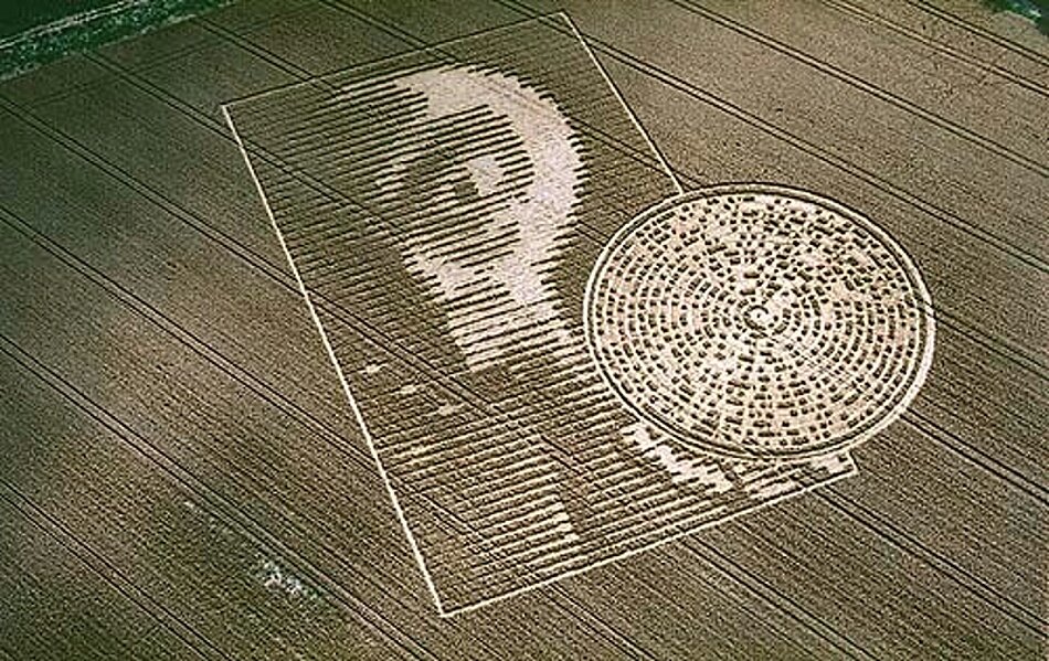  This design appeared in Crabwood, UK in 2002. Lucy Pringle: “Crabwood message consists of two parts. An alien picture and a picture representing spiral-like bit sequence starting from the center of the picture and proceeding counterclockwise. It has