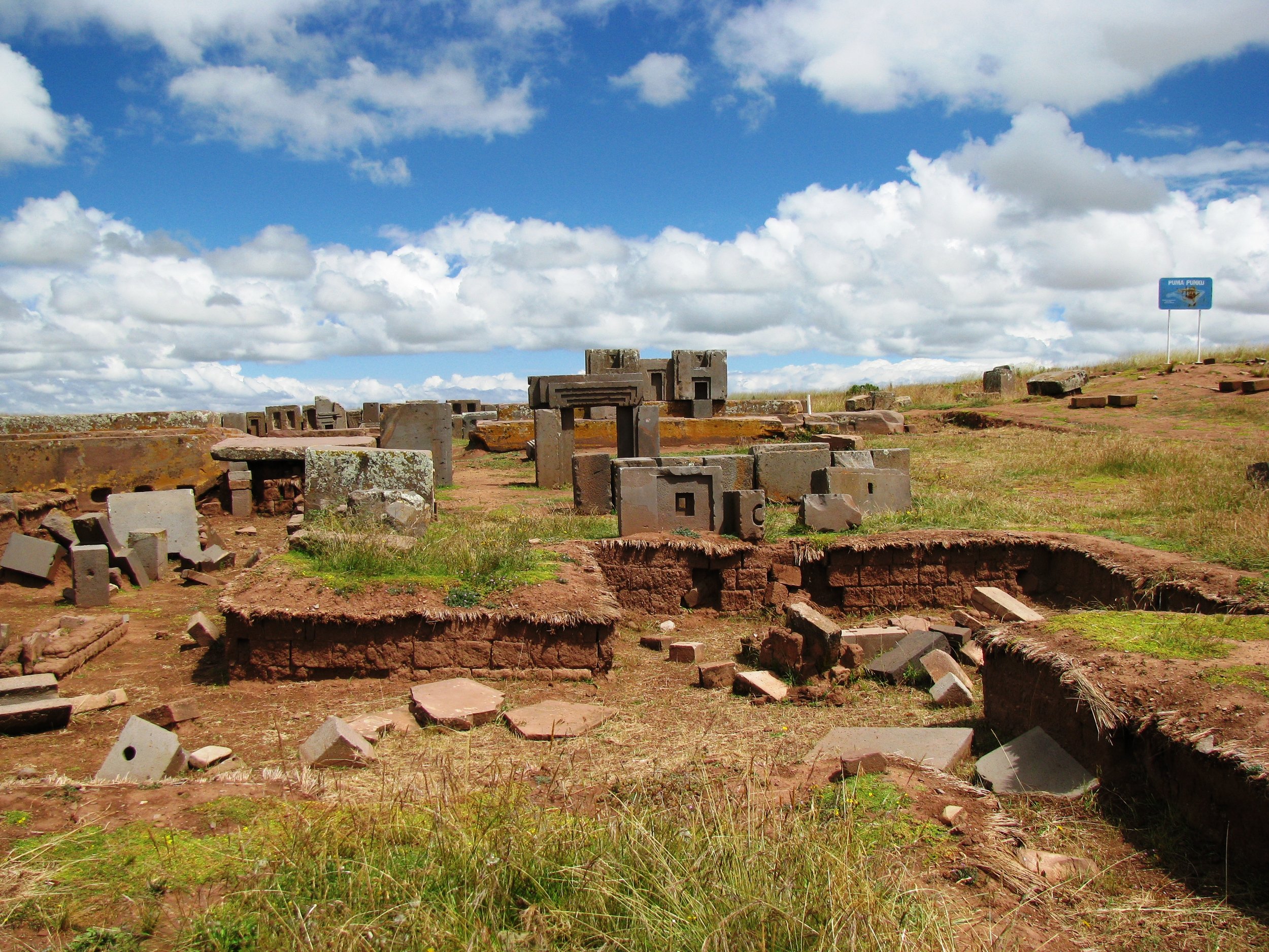  Overview of Pumapunku. Photo by  Brattarb . Use by  CC BY-SA 3.0 