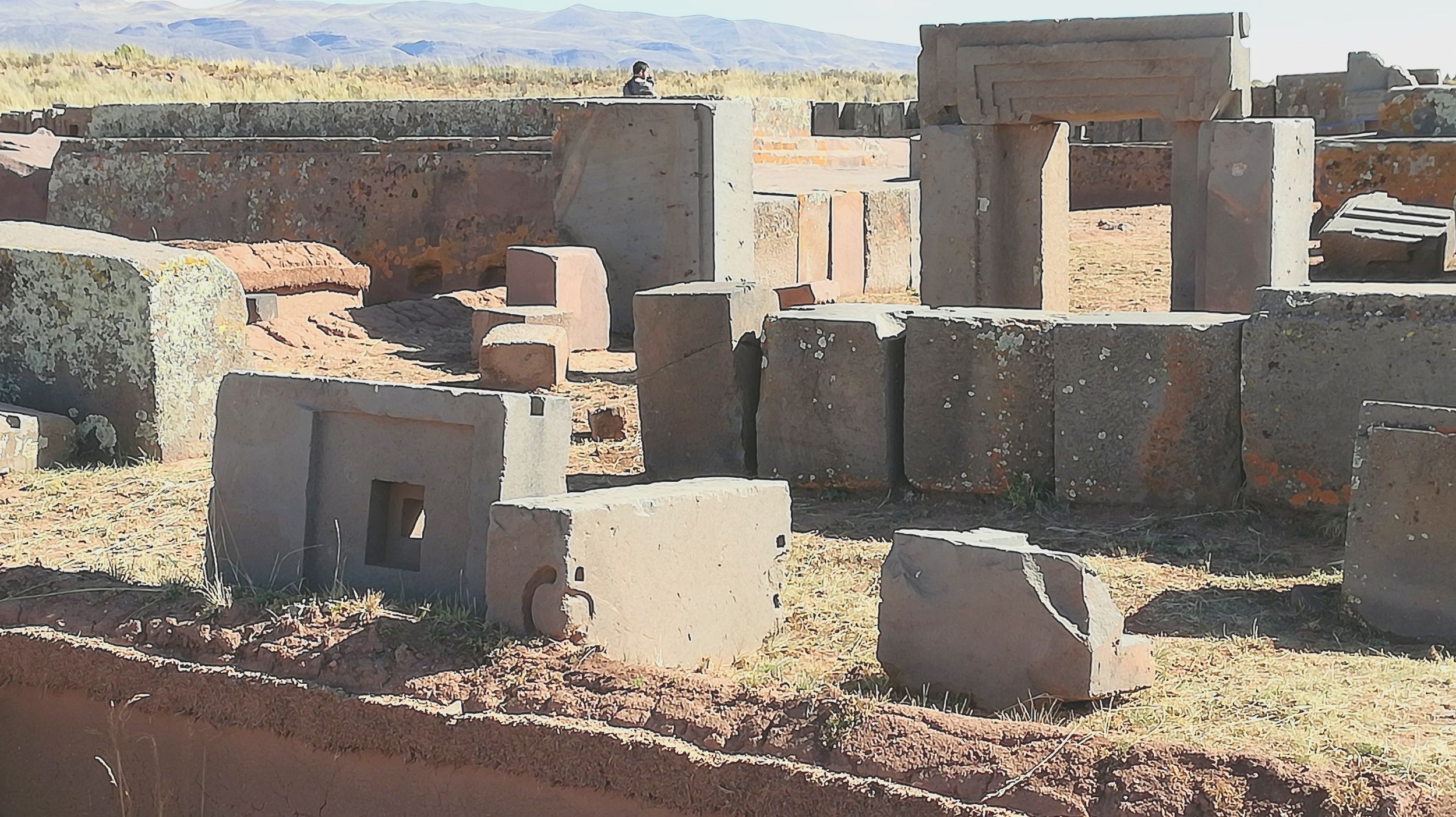  A partial overview of the carved stones on the plaza, by Benjamin Burga, CC BY-SA 4.0, via Wikimedia Commons 