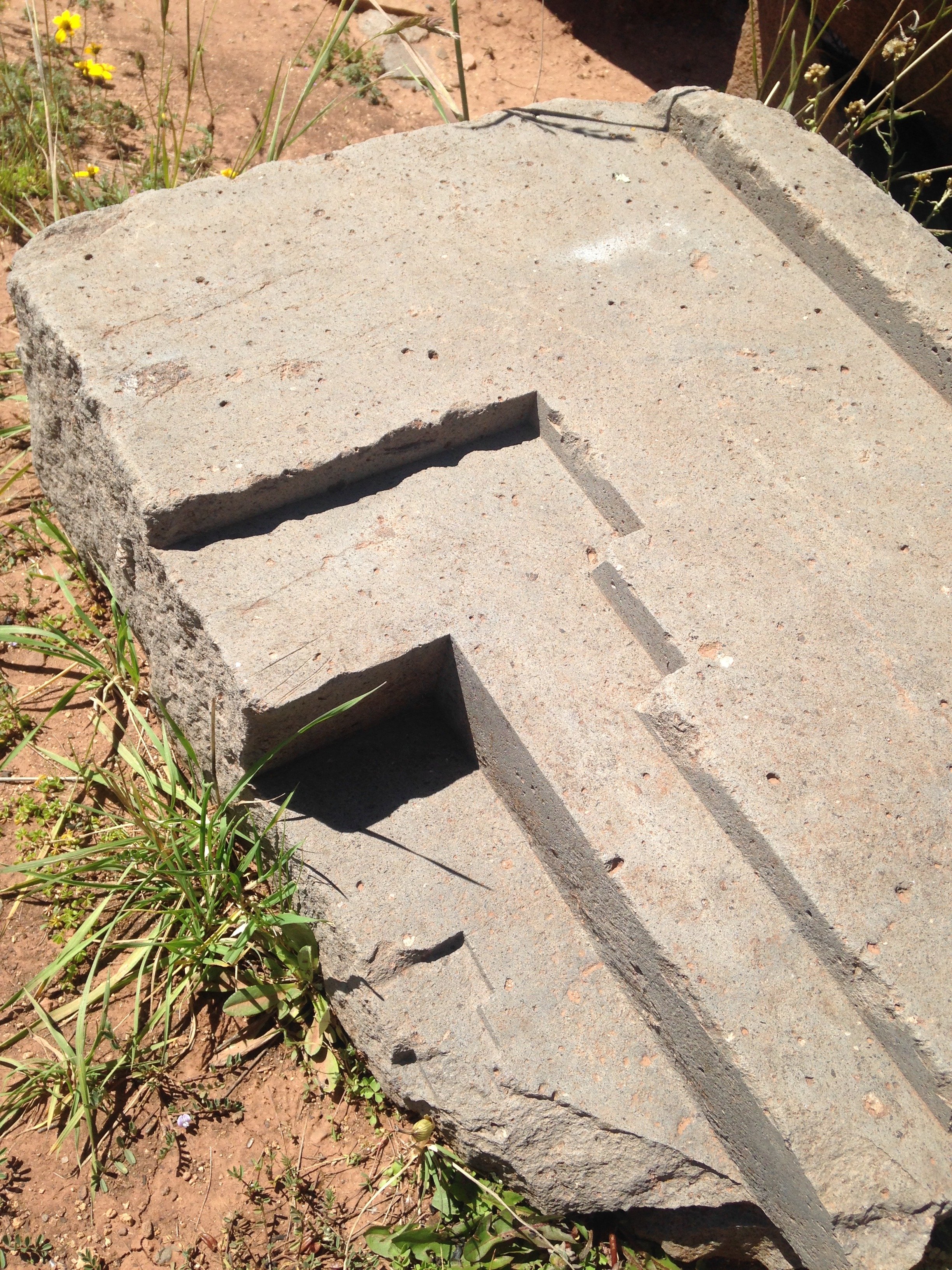  Stones at Pumapunku, photo by Tom Barnett  @rompsk on Twitter  