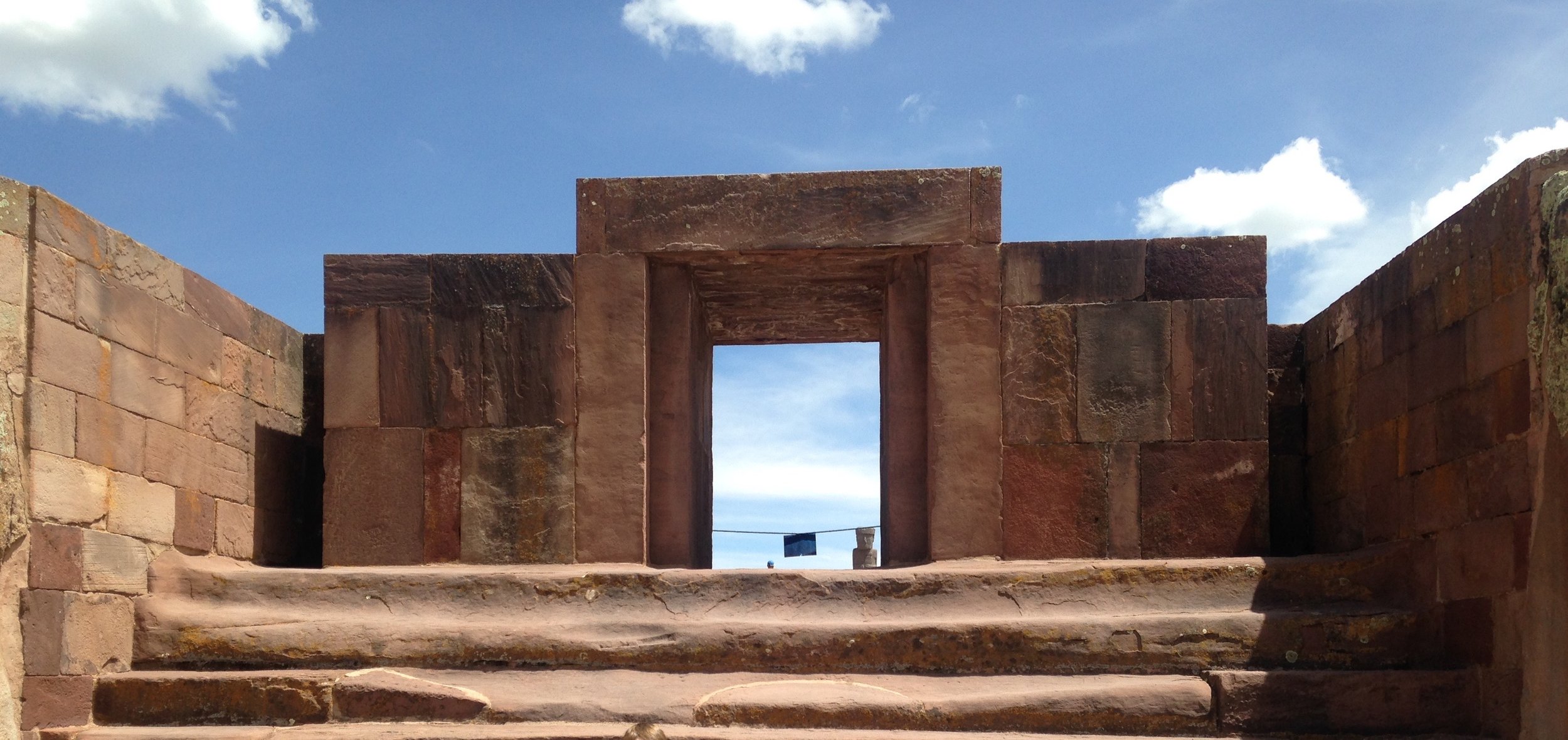  Artifacts at Tiwanaku, photo by Tom Barnett,  @rompsk on Twitter  