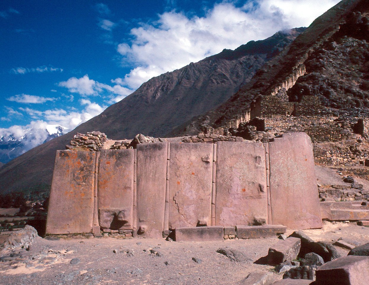  Wall of the Six Monuments at Ollantaytambo, featuring t-shaped cramps found at Pumapunku. Photo by Wolfgangbeyer, CC BY-SA 3.0, via Wikimedia Commons    