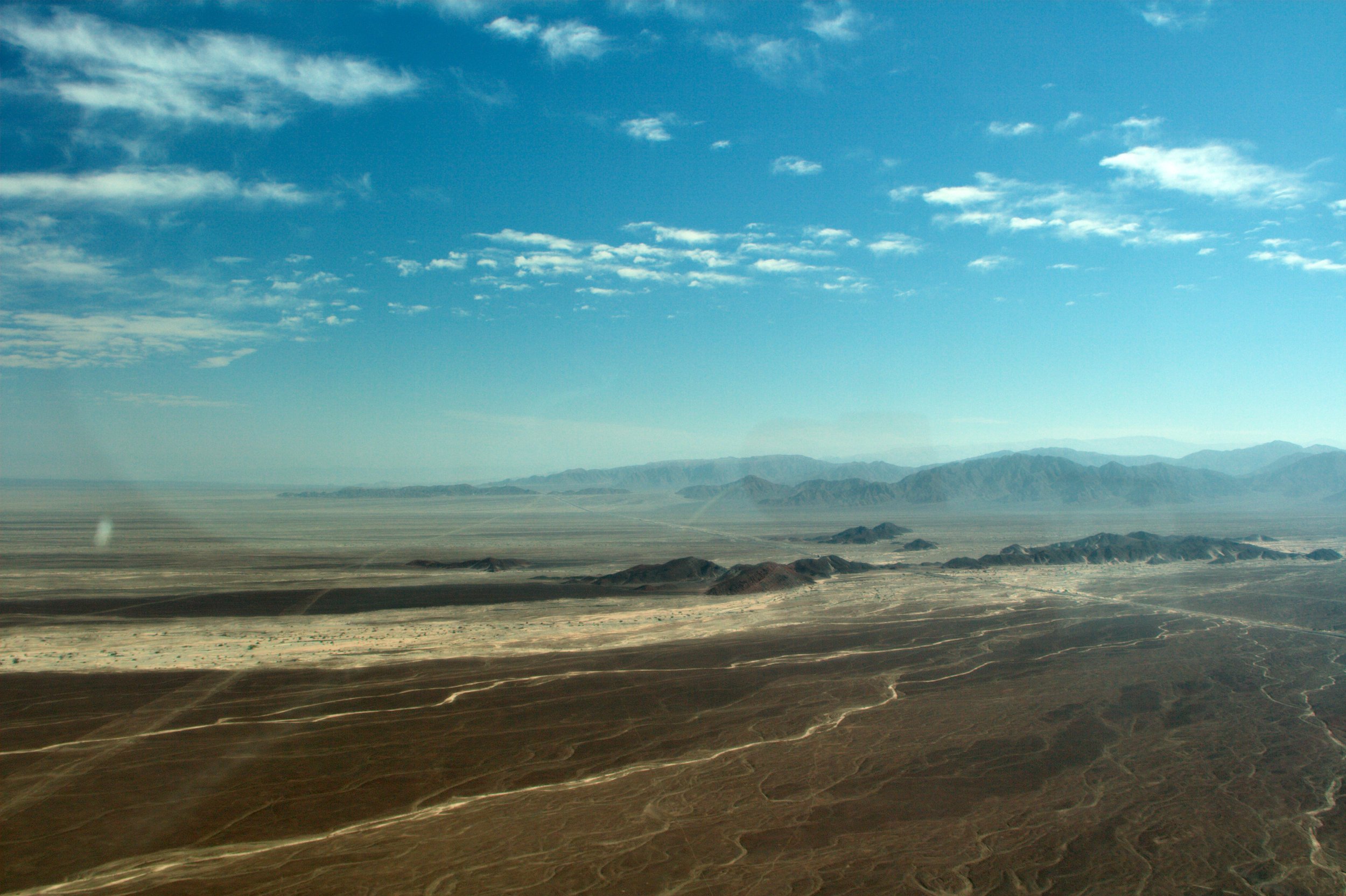  Panorama of the Nazca plain.  Photo by  Christian Haugen , used under  CC BY 2.0    on Flickr. 