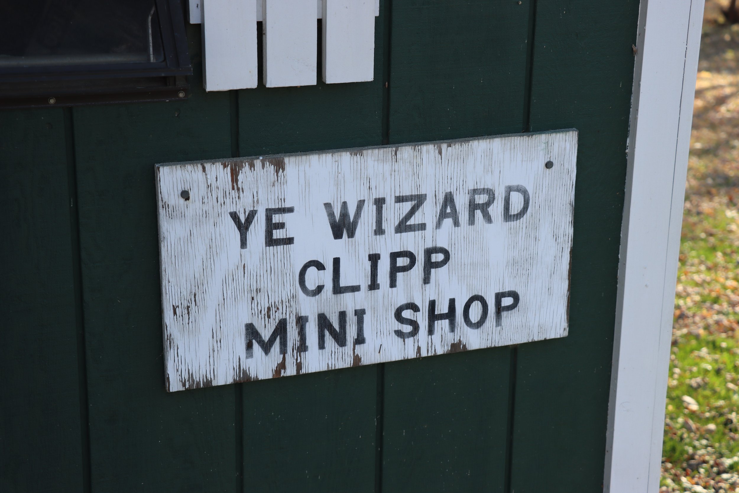  Neighborhood Wizard Clipp Shop sign. 