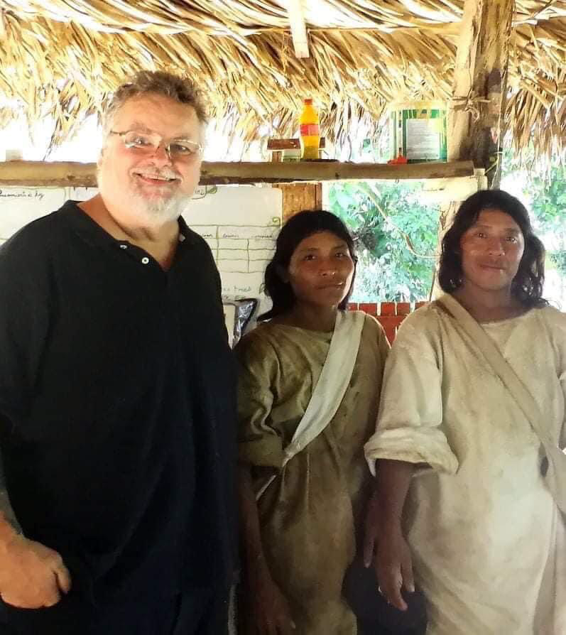  Chris McKinnell with Kogi villagers 