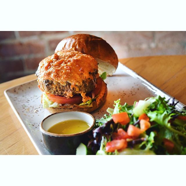 What's that? Pimento cheese on a burger?! You heard us right! Pair it with your choice of a side (now available: black bean hummus as a side!). @appleandthemoon plays tonight from 7-10pm!! #topcolumbusrestaurants #pimentocheese #burger #fallmenu #ass
