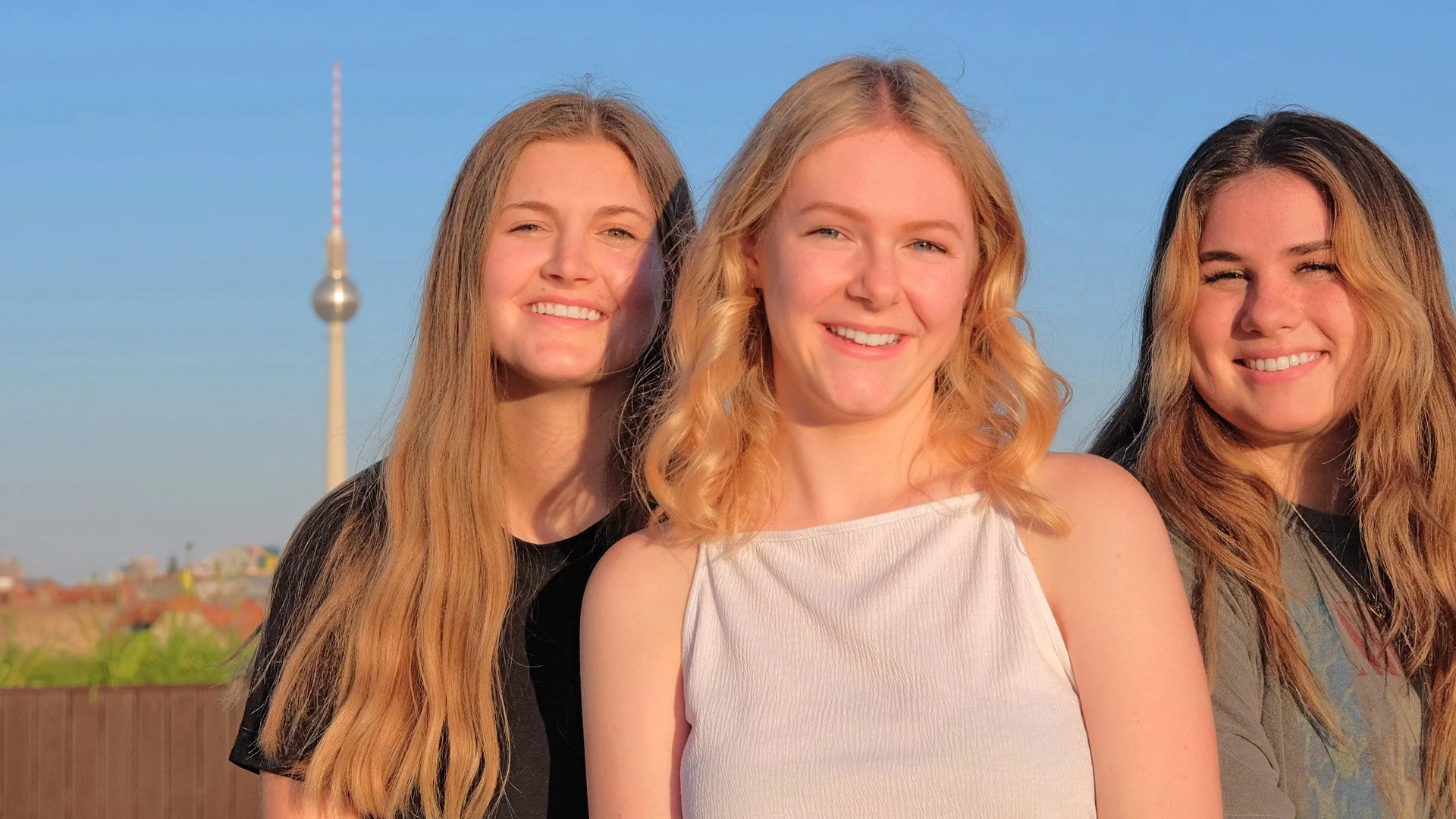 Berlin-Mitte-Three_students_on_the_rooftop-3771-16x9.jpg