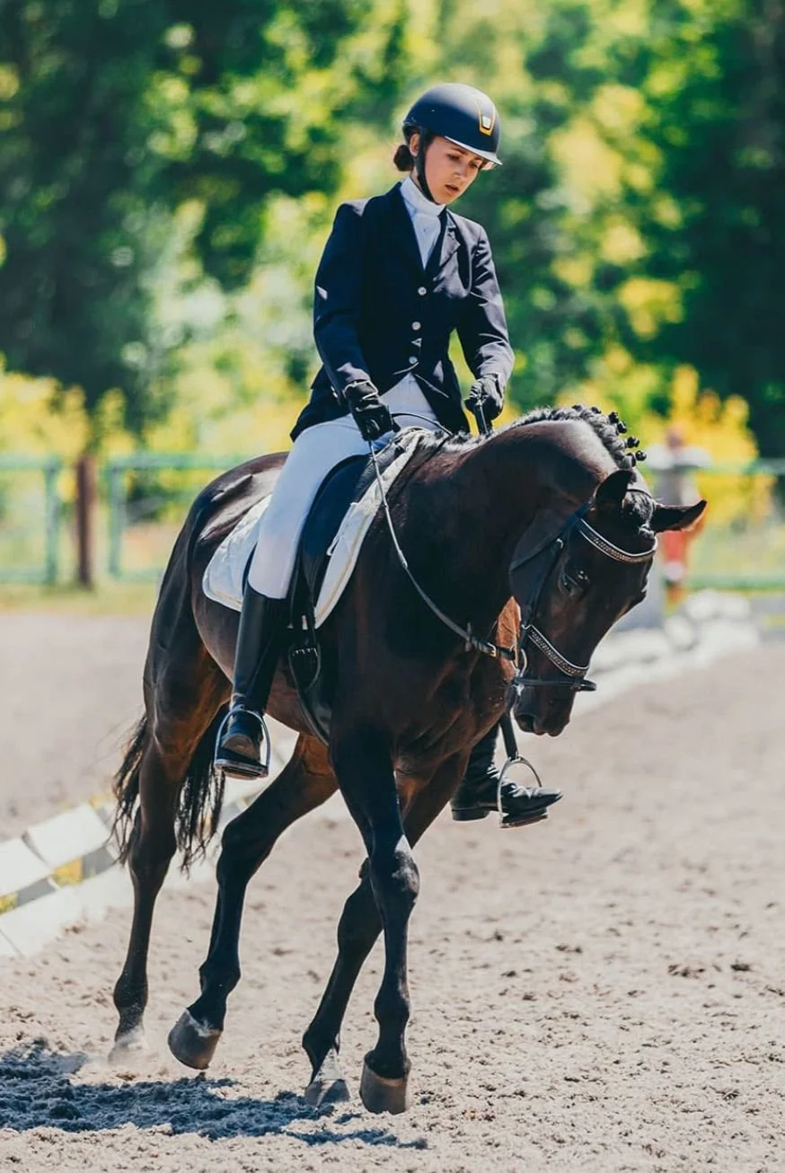 Combina la excelencia académica con la pasión ecuestre.