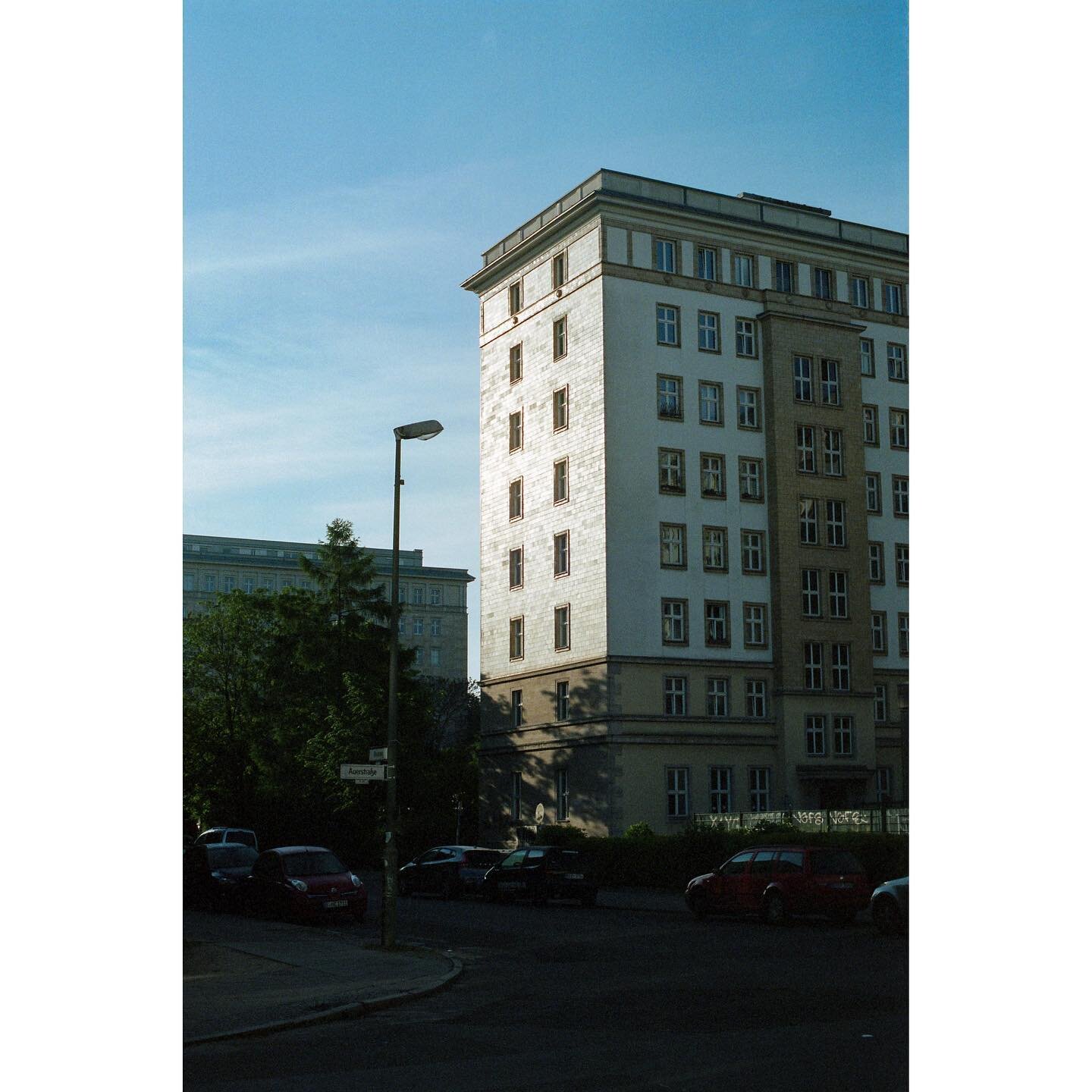 Morning facade. Auerstra&szlig;e &amp; Weidenweg, Berlin 07:05, 8 May 2020.
.
.
.

#urban&nbsp;#germany&nbsp;#ddr&nbsp;#berlinarchitecture&nbsp;#urbanexploration&nbsp;#ihavethisthingwithberlin&nbsp;#discovertheworld&nbsp;#design&nbsp;#visit_berlin&nb