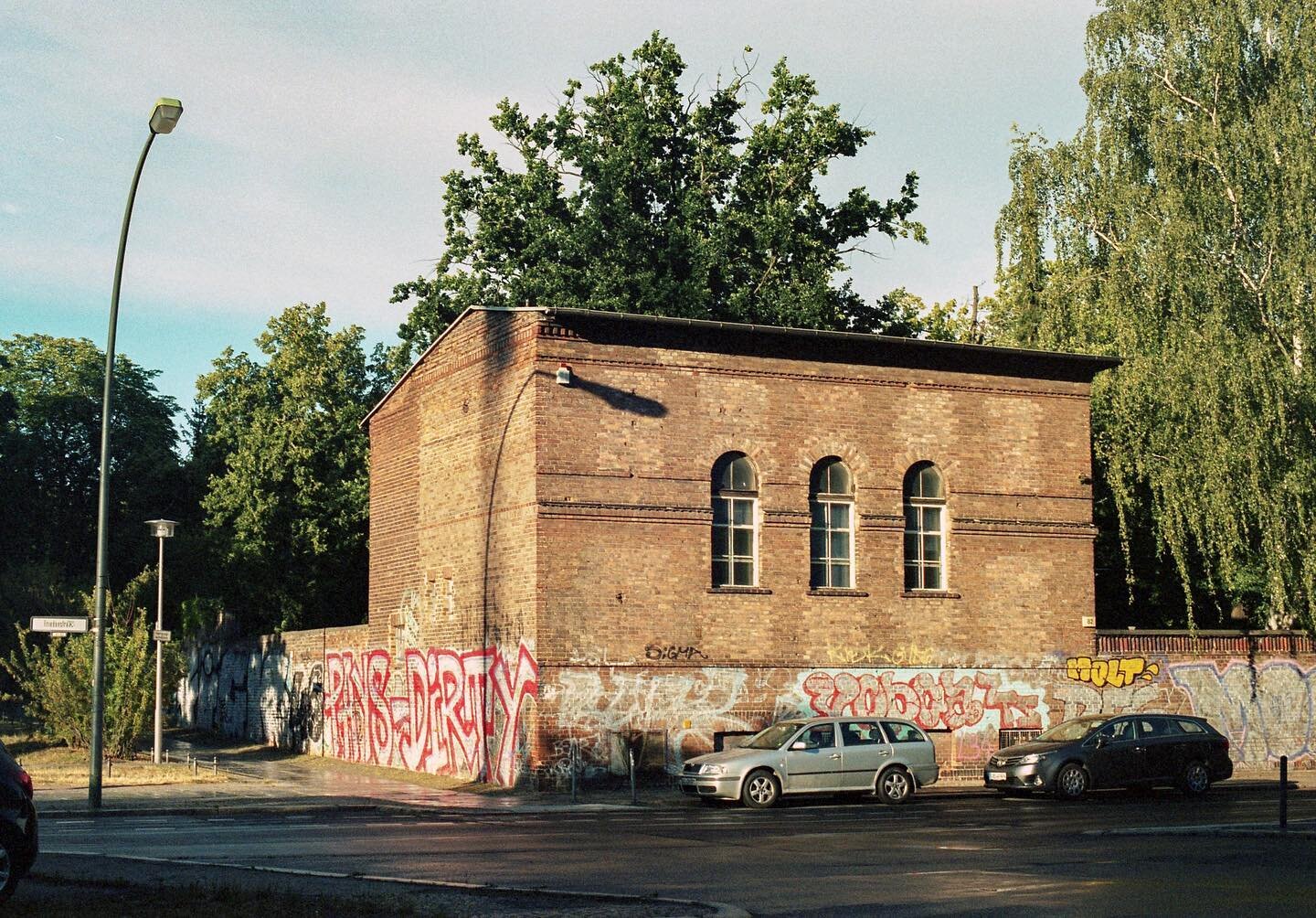 Back at it. Friedenstr &amp; Koppenstr, Berlin
19:30 6 July 2020
.
.
.

#germany&nbsp;#berlinarchitecture&nbsp;#urbanexploration&nbsp;#ihavethisthingwithberlin #visit_berlin&nbsp;#berlinstyle&nbsp;#architecturephotography #berlin&nbsp; #fhain&nbsp;#f
