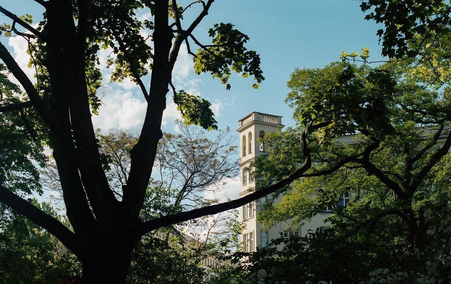 A castle in the city jungle. Weidenweg, Berlin
17:30 9 May 2020
.
.
.
#urban #germany #ddr #berlinarchitecture #urbanexploration #ihavethisthingwithberlin #discovertheworld #design #visit_berlin #berlinstyle #architecturephotography #berlin  #fhain #