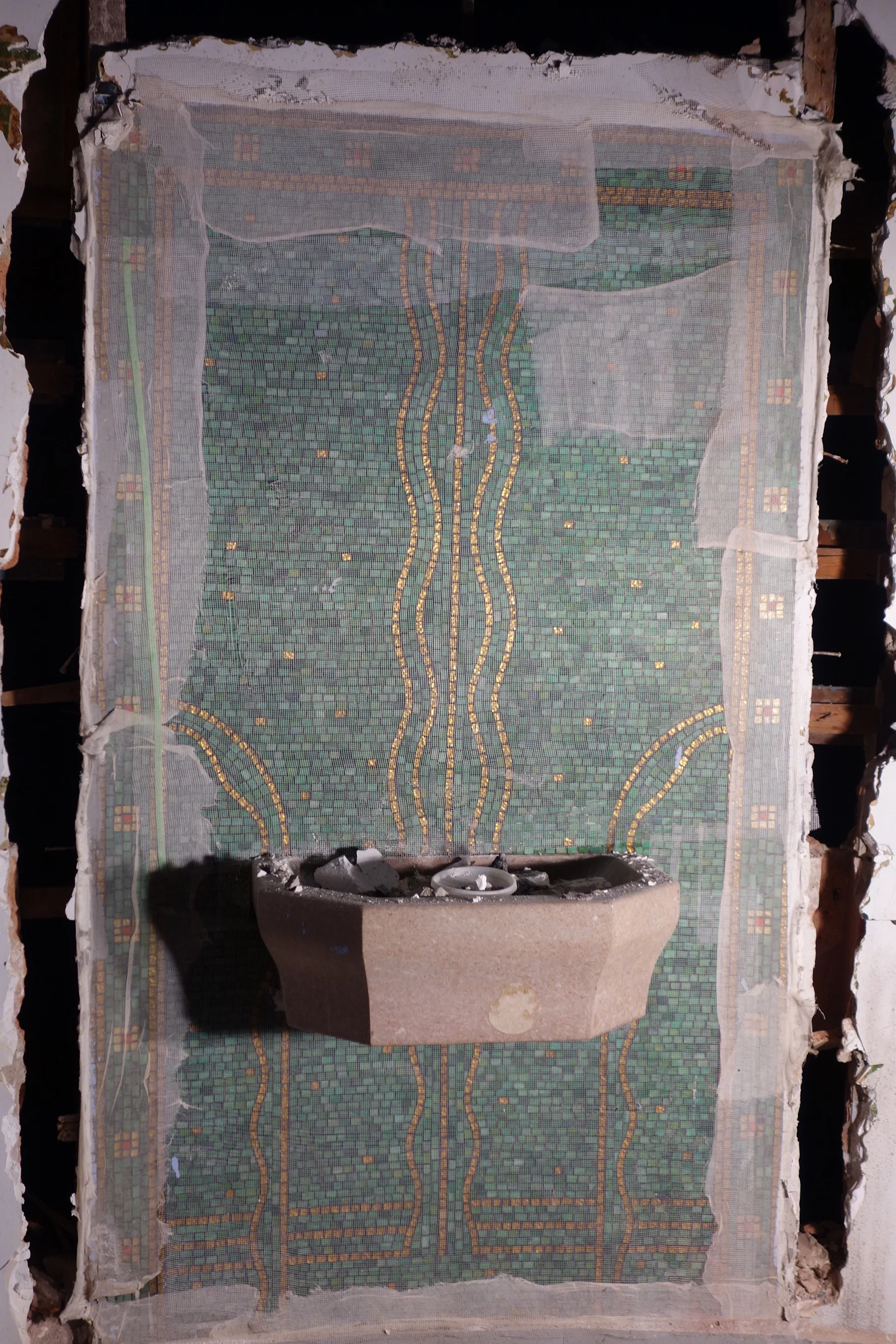 Glass Mosaic Fountain - Deinstallation