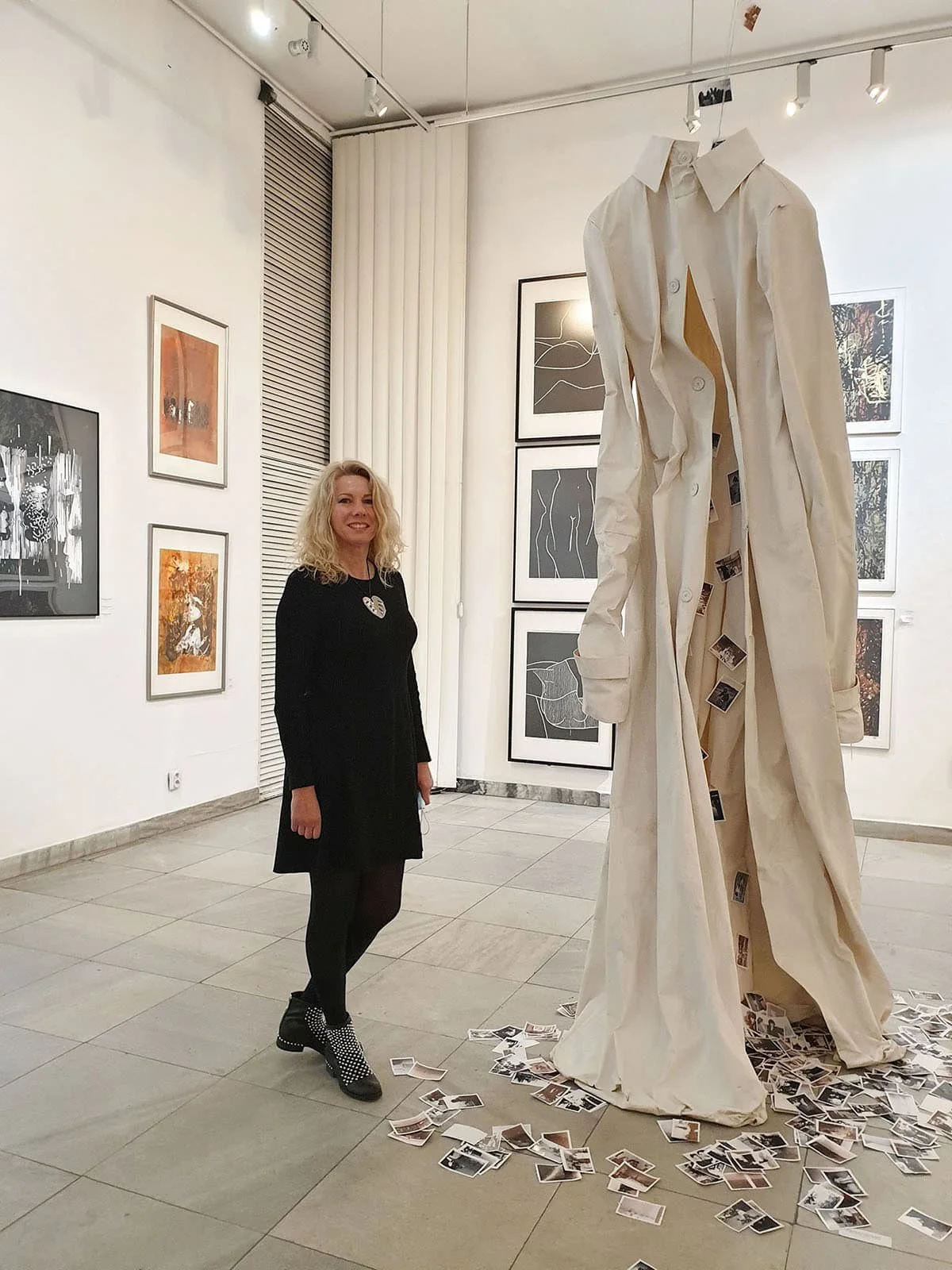 Magdalena Piwko-Chudzik, Portret wątku i osnowy, 280 cm wysokość, miękka rzeźba, tkanina, żywica epoksydowa.jpg