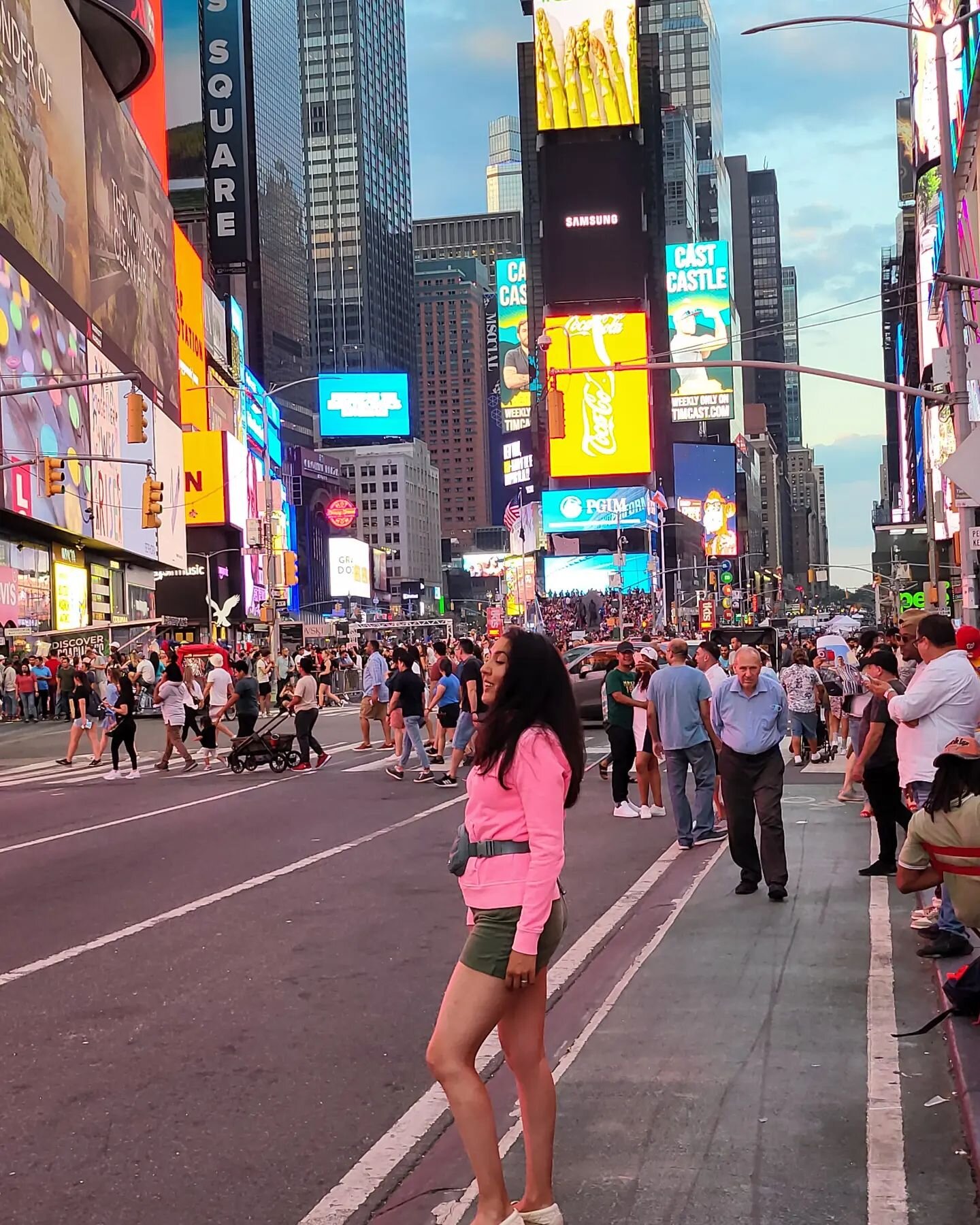 What's up nyc 🍎 (all of the lights and buzzing atmosphere- it's a whole new world)

#newyork #timessquare #lights #city #newyorkcity #traveling #travelphotography #travelgram #bucketlist #imadeit