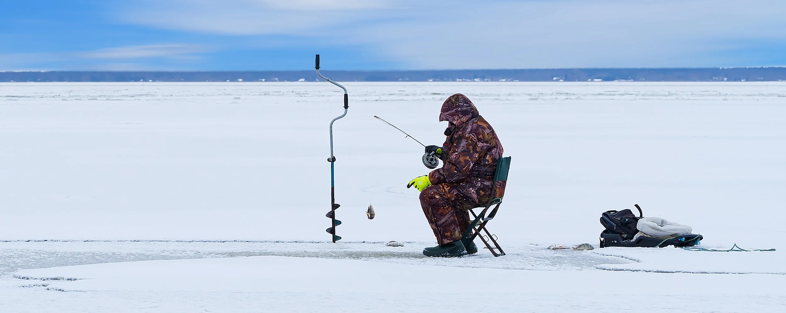 ice-fishing-lonely-man-fishing-for-perch-winter-2026-0-07-02-08-32-utc.jpg