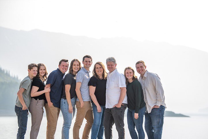 The forest fire smoke in Alberta has been intense in places but I&rsquo;m so thankful that it let up a bit on Friday for this crew! Everyone got up early for the light and it was definitely worth it! ☺️

#canmorefamilyphotographer #canmorephotographe