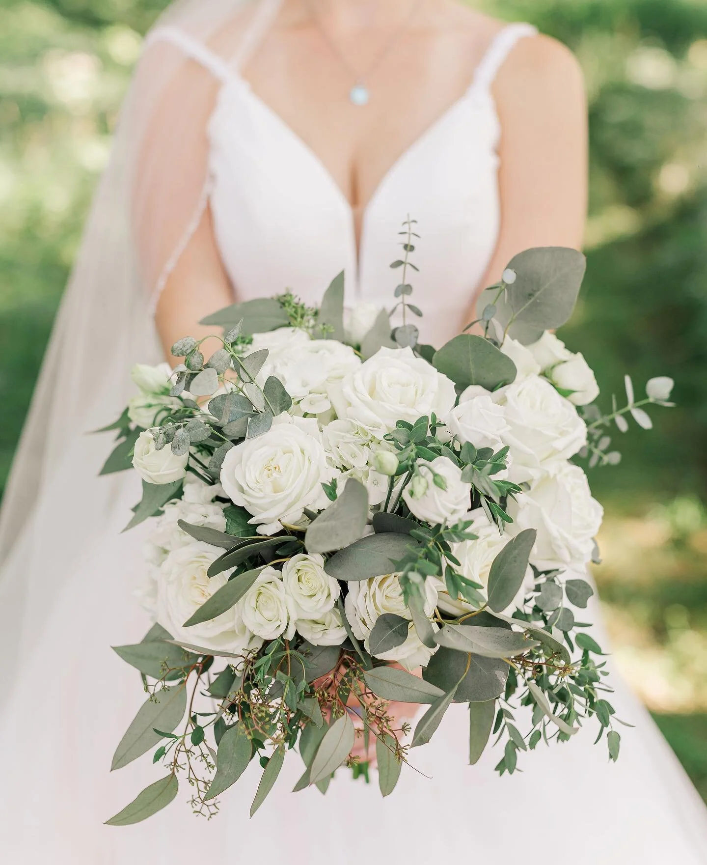 This was such a beautiful classic bouquet that Maddy chose to compliment her wedding day look!! 

@waukeshafloral
