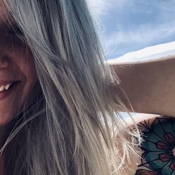 It's been a hot minute since I've done this color but hey 💁 better late than never! ☀️CLIENT SELFIES = BEST SELFIES☀️
.
.
.
@colorado_queen0311
#hair #hairartist #haircolor #silver #silverhairdontcare #haircolormagic #selfies #clientselfie #hairmakeover #hairlove #barberlove #colorado #coloradosalon #coloradohairstylists #coloradosbest #greeley #greeleysbest #greeleyhairstylist #greeleyartist @greeleylocal @joico #feelthejoi #ipainthair