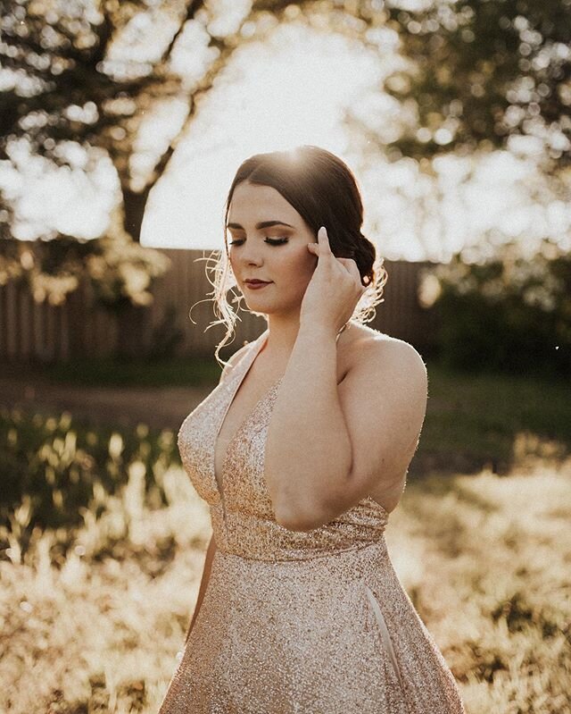 The seriously stunning Sydney ✨ Finally had a calm enough night to get out and do her grad shoot, and she made my job SO easy! Can&rsquo;t wait for the rest of my 2020 grad sessions! 😊