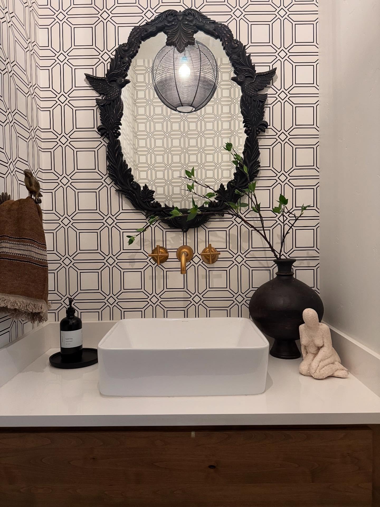 Pretty little powder 

#lynsdesignstyle 
#boiseinteriordesigner 
#interiordesign 
#bluesky #blackandwhitewallpaper
#powderbath 
#brassfaucet