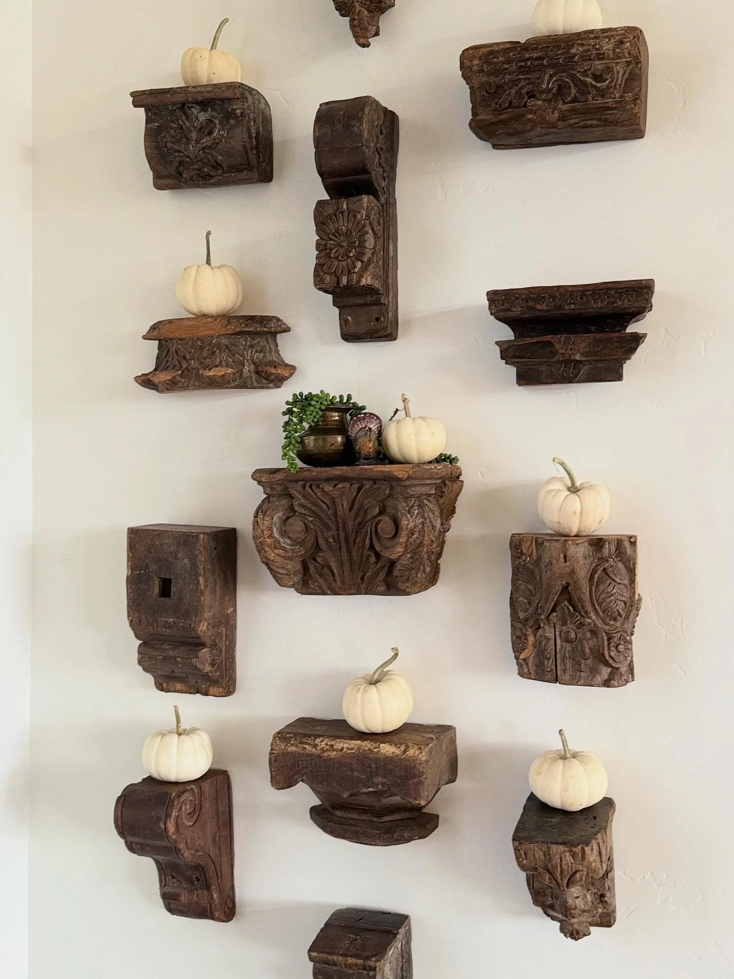 A touch of fall&hellip;it&rsquo;s holding on nicely around here!!

#lynsdesignstyle 
#boiseinteriordesigner 
#interiordesign 
#falldecor
#decoratingforfall 
#decoratingforthanksgiving