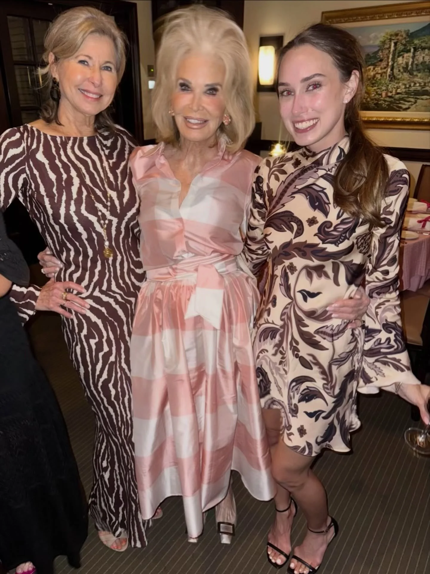 Natural glam for a special event ✨ Hybrid lashes by Jodi paired with a Tantucket spray tan for an effortless glow. Our beautiful client (left) looking stunning, with a fun bonus moment meeting SueBelle along the way 🤍

#HybridLashes #TantucketSprayT