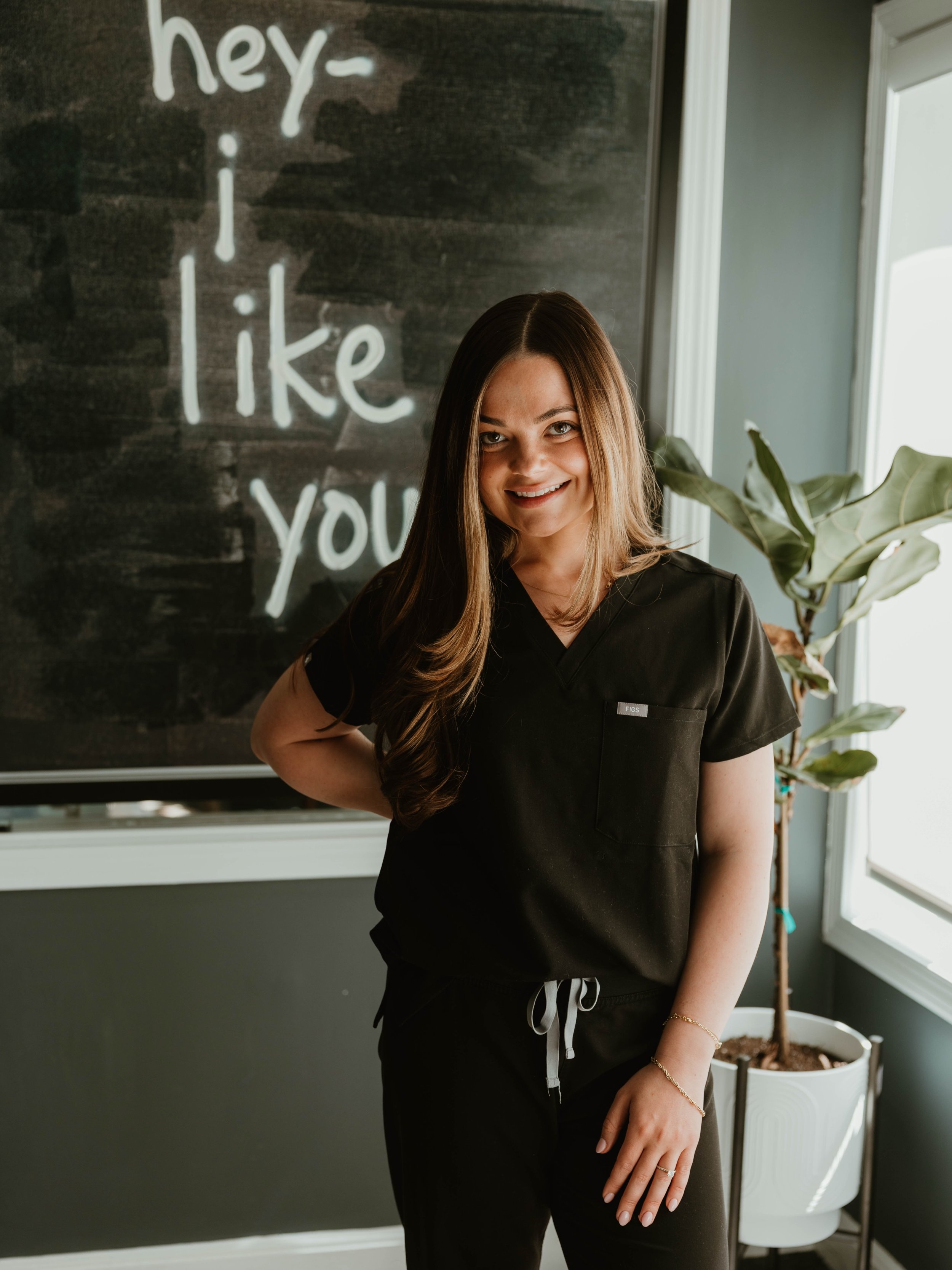Meet Makenzie 🤍

Makenzie is the nurse practitioner and founder behind Radiant Aesthetics. With a background in ICU nursing and over four years of experience in aesthetics, she is passionate about helping clients achieve natural, confidence-boosting