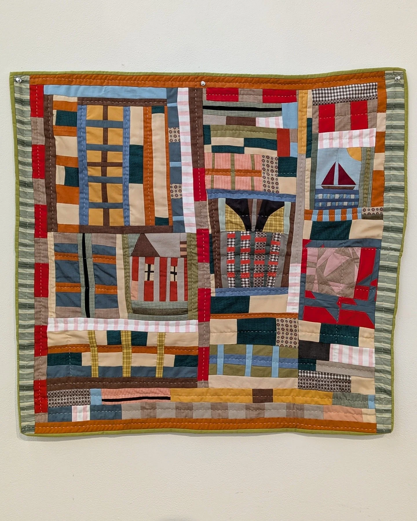 Students in @kimemquilts's Quilt class had critique last week. Students learned a variety of improvisational piecing techniques and applied them to their finished projects! So many different approaches 👀