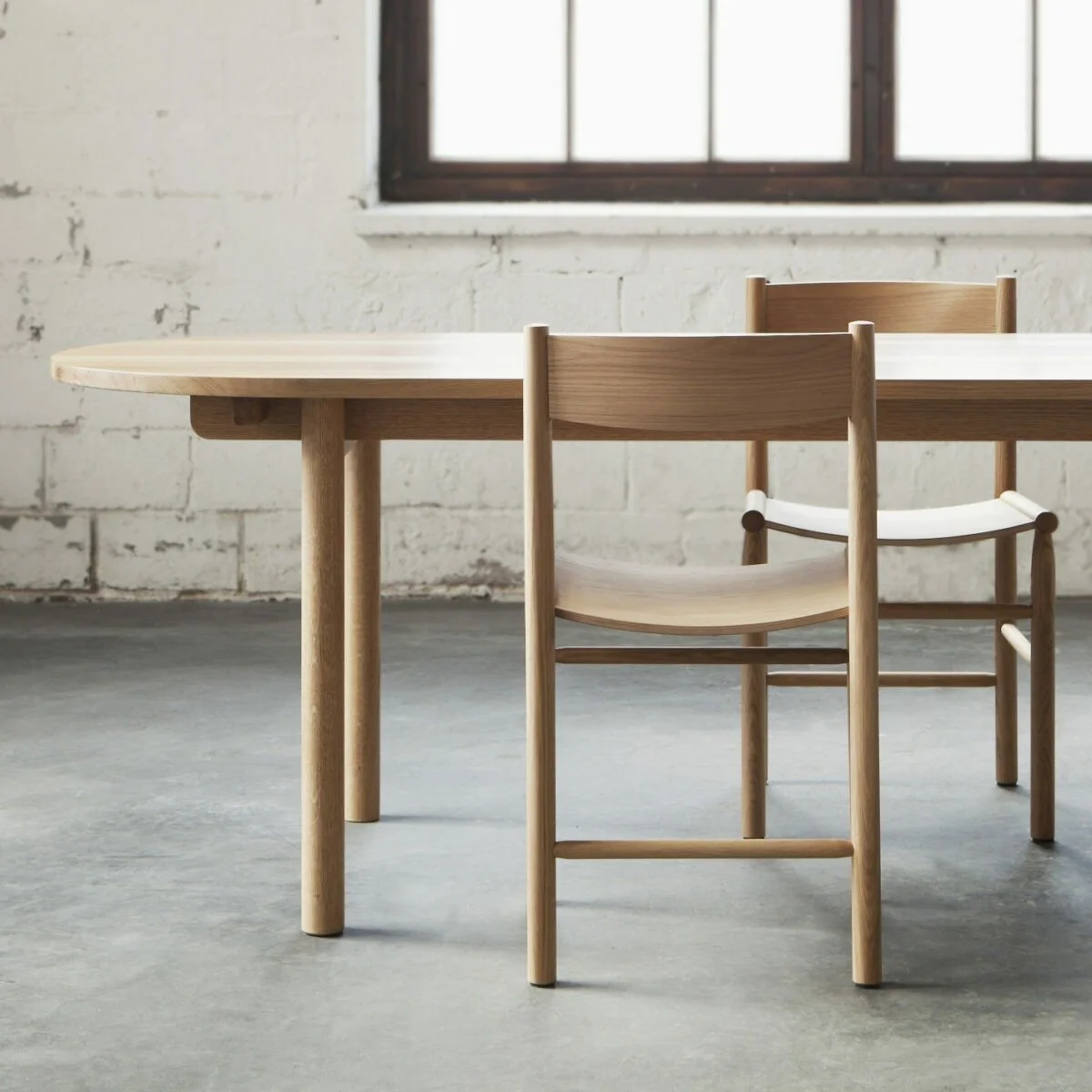 Basic-table_Akademia-chairs_oak.jpg