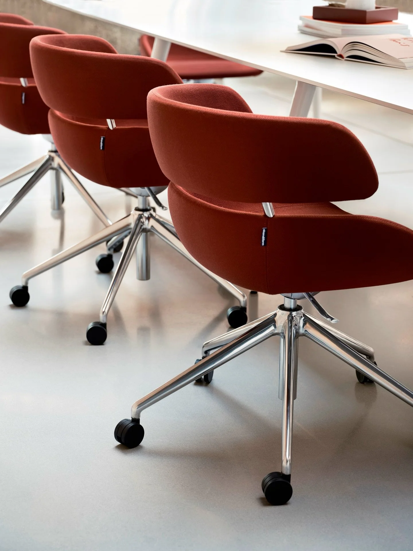 Fendo Lounge Chair by @skandiform 
Design @stefanborselius

A new addition to the Fendo family.

Soft curves. A compact, considered form.

Designed for flexible workplace settings, from meeting spaces to studios, with a swivel base and adjustable hei