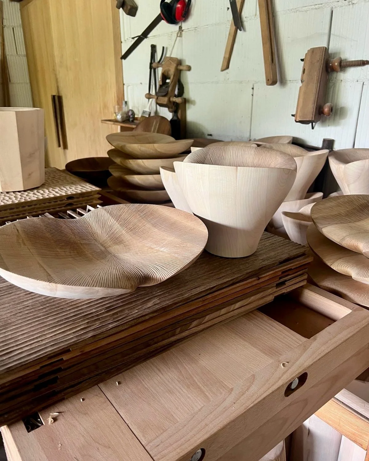 A quick trip to Konjic, Bosnia, visiting @zanatcraft, where each piece begins not in a showroom, but in the hands of master carvers.

Here, the process is slow and deeply considered. Patterns are not imposed, but carried forward, passed through gener
