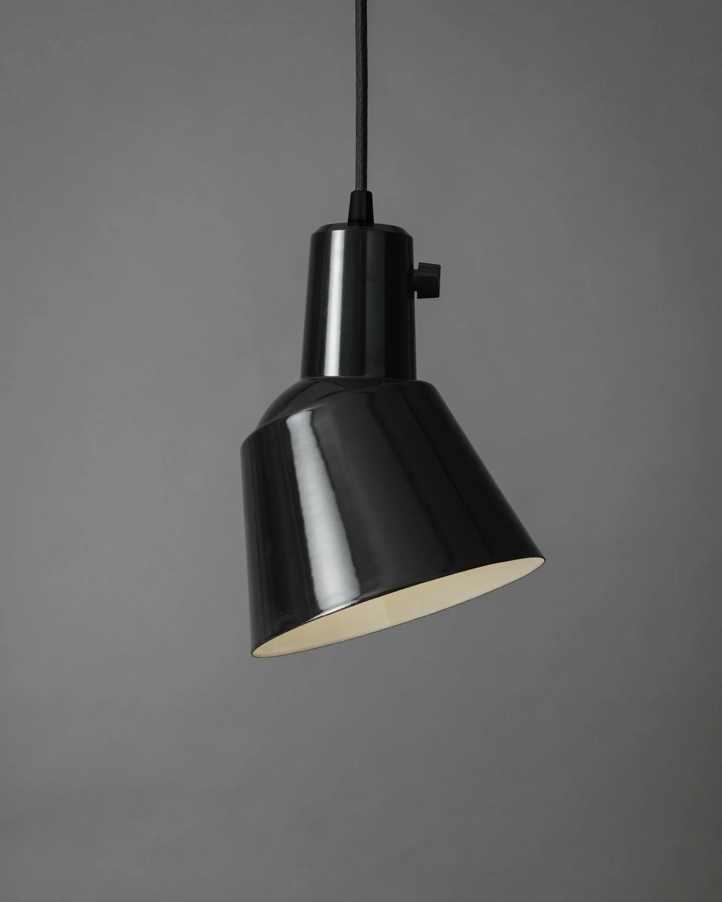 K831 Pendant by @midgard.licht 

Originally designed in 1931, the K831 is centred around a freely pivoting shade that allows the direction of light to be adjusted with ease.

Available in enamelled, aluminium and copper finishes, the design combines 