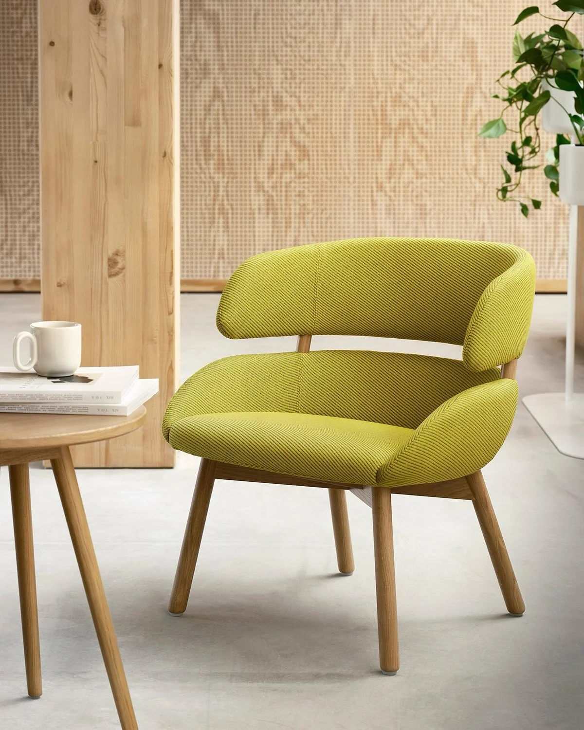 Spotlight on Fendo Lounge by @skandiform 
Design @stefanborselius 

A compact lounge chair defined by soft geometry, generous comfort and the distinctive separation between seat and back that gives the Fendo family its identity.

Shown here with soli