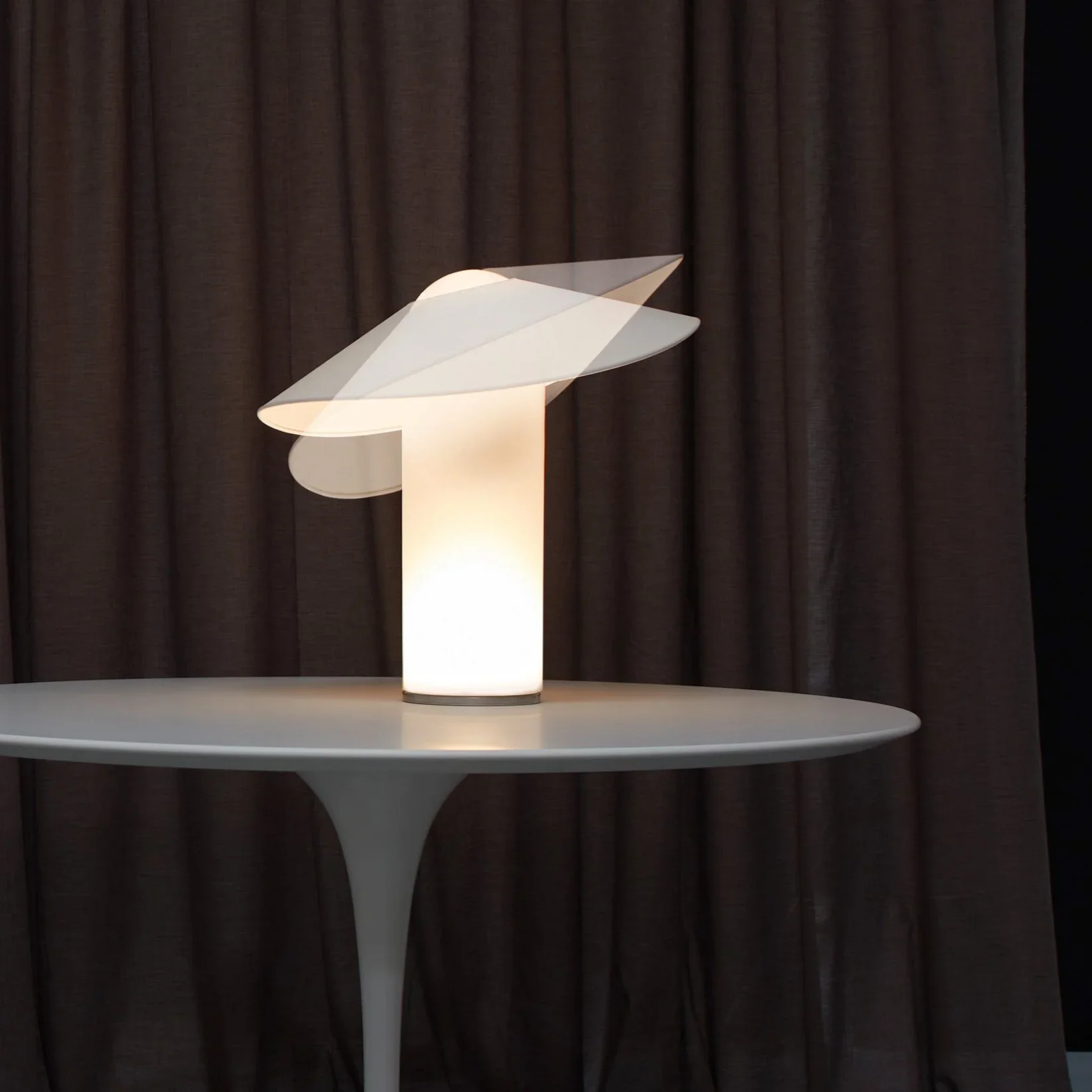 Midgard_Licht_LOJA_by_Sebastian_Herkner_foto_p_fehrentz_Set_tisch_table_tilted_1_web_b858a112-359b-44e1-b740-8fa2d7c20ef5.webp