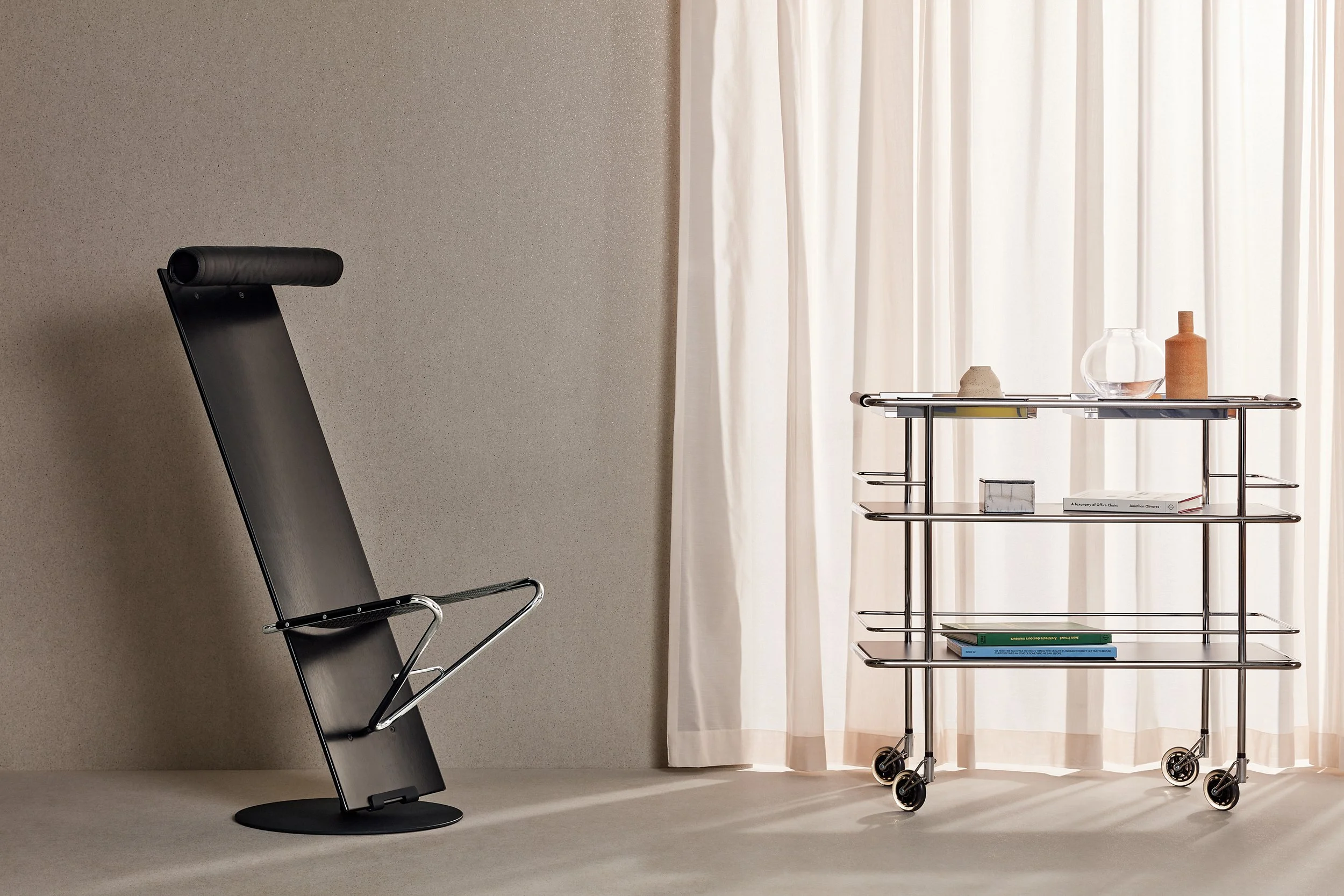 Lammhults_Planka_chair_black_Cargo%20trolley_e01.jpg