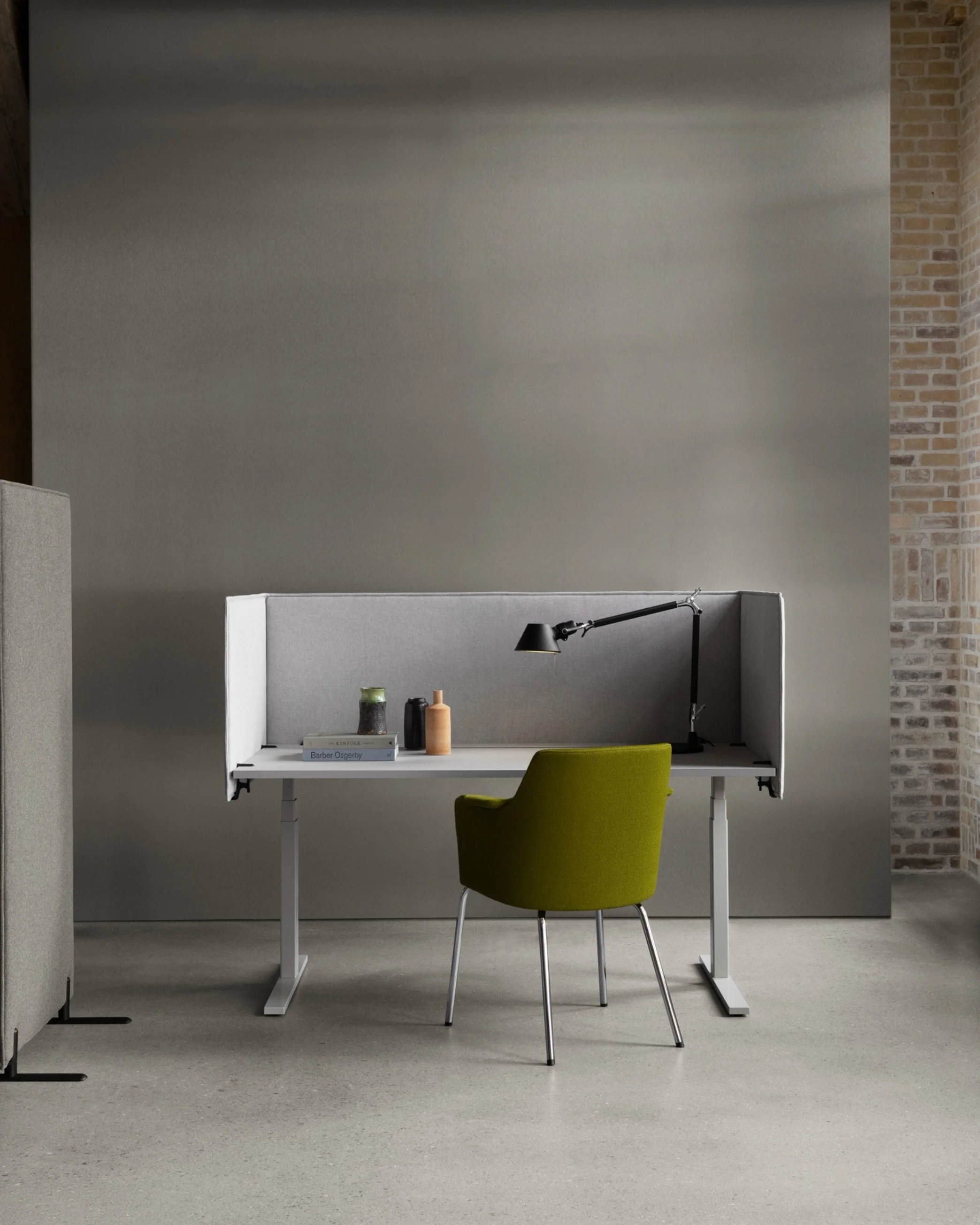 Privacy when you need it. Openness when you don&rsquo;t.

New from @abstracta_soundscapes, Hinge by Eddie Gustafsson is a flexible family of acoustic screens designed to adapt to the changing rhythms of the workplace. 

From desk screens and room div