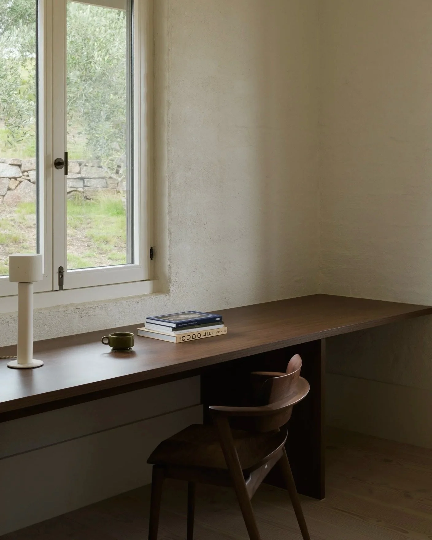 Designed for moments of focus.

The study at Highlands Farmhouse balances warmth, simplicity and natural light. Anchoring the space is the Seoto Chair by @hidasangyo.official, a piece defined by its sculpted timber form.

Founded in 1920 in Japan&rsq