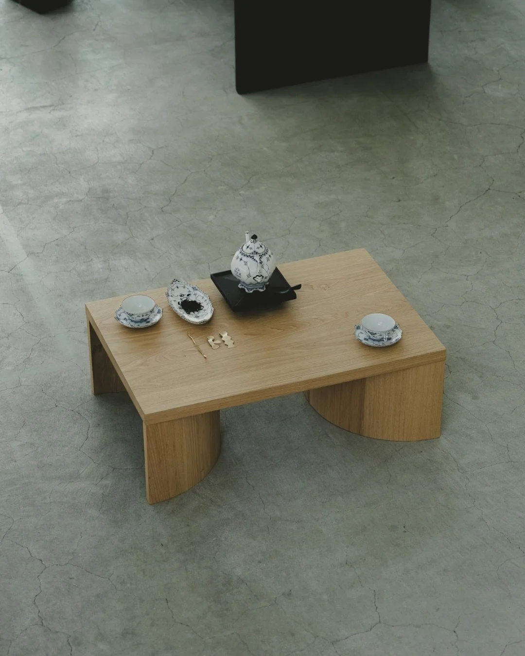 TUTU Coffee Table by @hidasangyo.official 

A study in balance.

Solid yet soft. Sculptural yet understated. Crafted from Japanese Chestnut, TUTU explores the relationship between geometry and natural material, allowing the beauty of the timber to ta