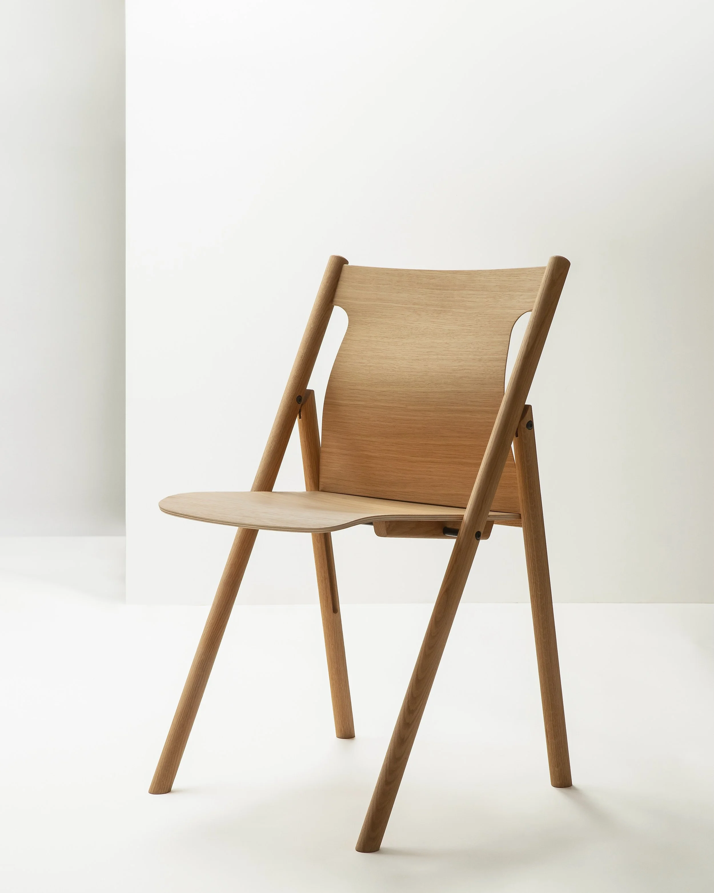 Faneeri Folding Chair by @nikarioy 
Design  @jonasforsman.se 

A folding chair Nikari never planned to make.

When Swedish designer Jonas Forsman presented the idea for Faneeri, the Finnish furniture maker found something too clever to resist.

At th