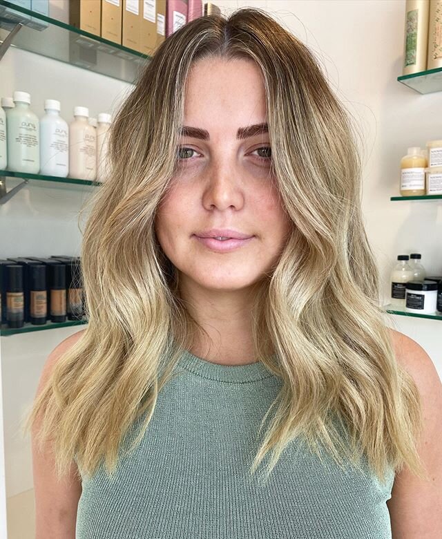 AMY 🙌🏼 fresh blonde highlights for this stunner using @davines_australia by @michcirilloxoxo
.
.
.
.
.

#hair #hairsalon #sydney #monavale #hairdresser #blonde #brunette #balayage #highlights #hairenvy #love #happy #smile #fashion #haircut #curls #