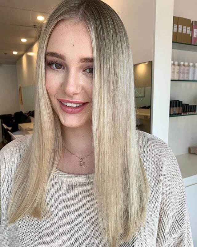 Creamy blonde freshen up for our girl @annabellecorfield 👑 Colour using @davines_australia by @hair_by_den_ .
.
.
.
.
.
.

#hair #hairsalon #sydney #monavale #hairdresser #blonde #brunette #balayage #highlights #hairenvy #love #happy #smile #fashion