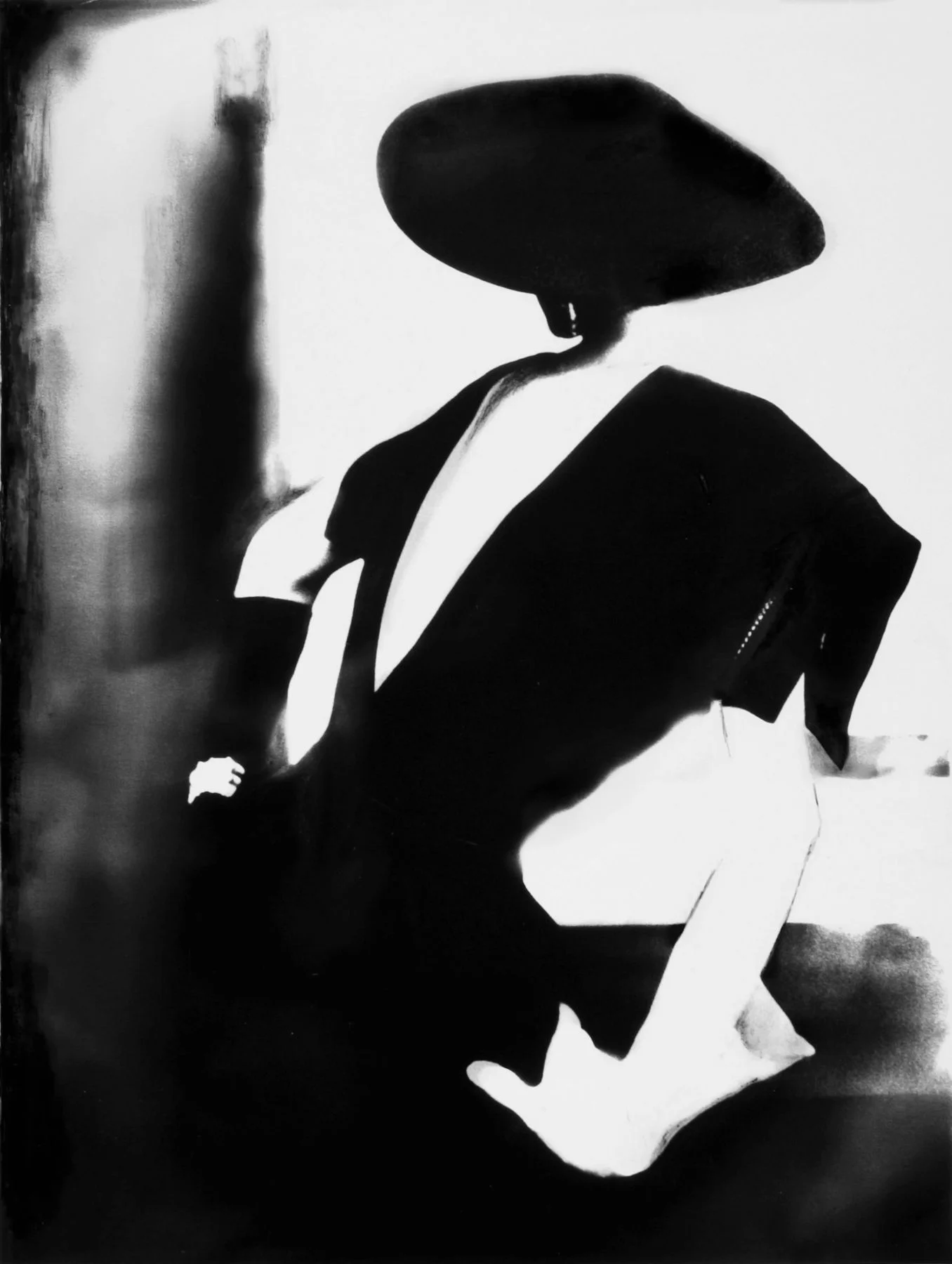 Lillian Bassman, “Black with one white glove, Barbara Mullen, dress by Christian Dior, New York, Harper's Bazaar”, 1950 © Lillian Bassman Estate / Courtesy of Edwynn Houk Gallery