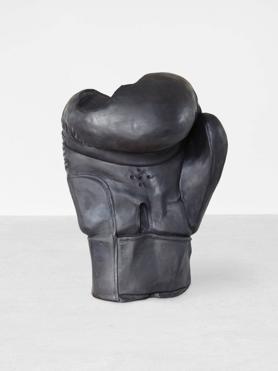 Foto: Erwin Wurm, Boxing Glove, 2016, Courtesy König Galerie, © Belvedere, Vienna (Photo: Johannes Stoll) / © Bildrecht, Vienna, 2017