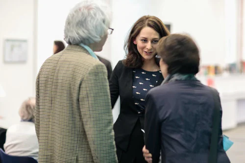 Sofia Sokolov (center) during a tour in Munich