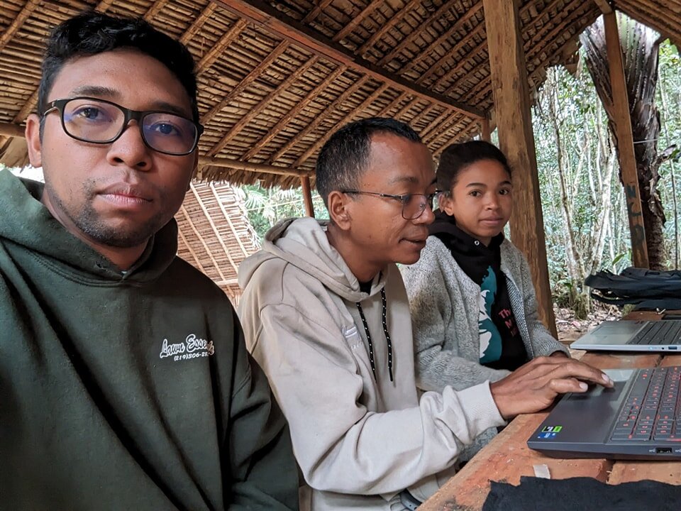 On site in Andasibe Madagascar, the #TDARFAC team is preparing the data processing from the reforestation project at Ecovision Village plantation site. We are doing a briefing at the The Mad Dog Initiative @maddoginitiative and Mitsinjo research stat